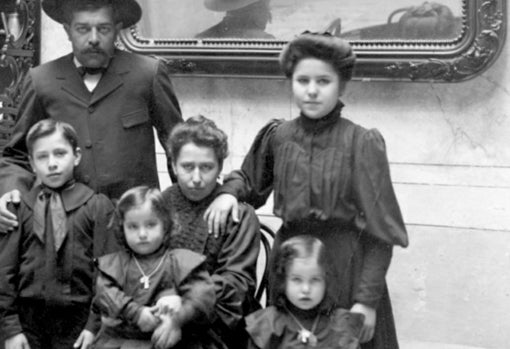 Francisca Márquez en el centro de la imagen, viuda de Rejano, con sus hijos y el primo de su marido, Juan Mohedano