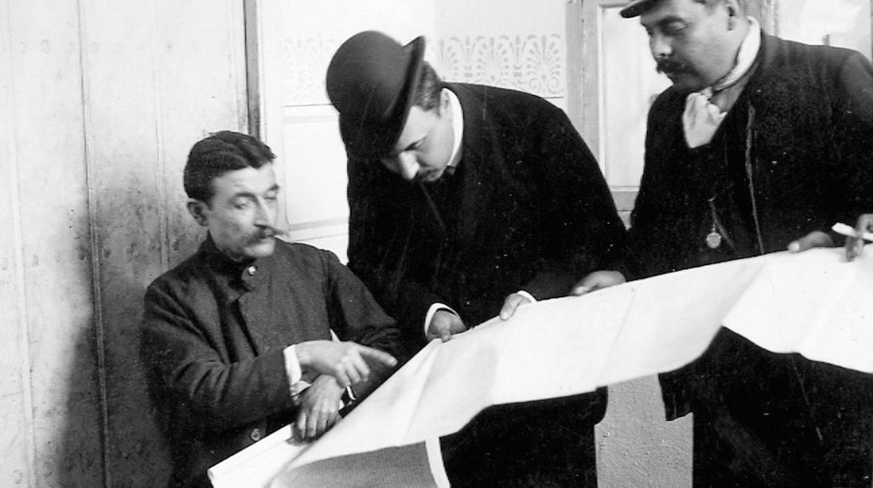 El Francés, a la izquierda, le muestra algunos planos dibujados en la cárcel al corresponsal de ABC