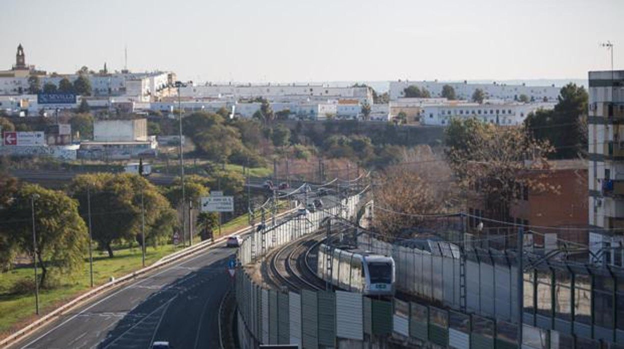 El metro a su paso por la estación de San Juan Alto