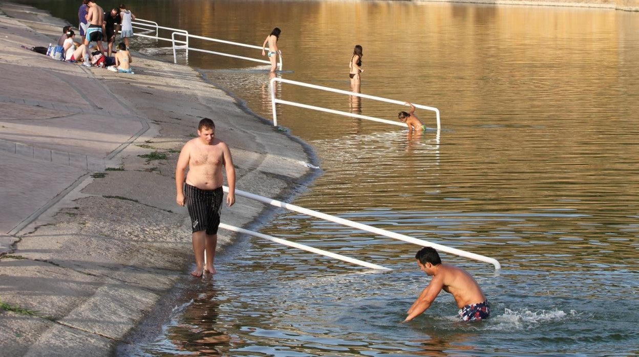 Bañistas en la playa fluvial de San Nicolás del Puerto, la más popular de la provincia de Sevilla