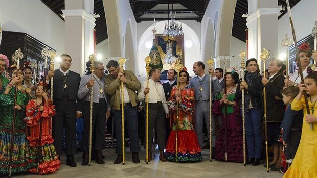 La Junta de Gobierno y el hermano mayor , dispuestos para asistir a la misa de romeros en la Parroquia de la Asunción