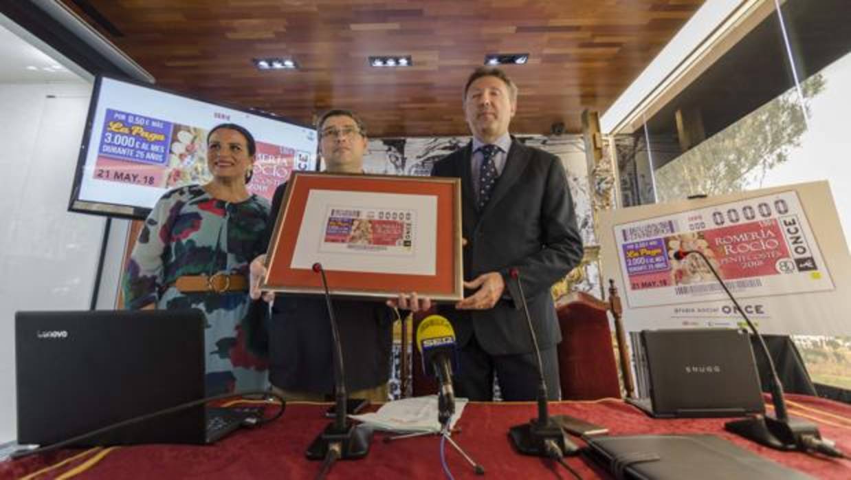 De izquierda a derecha Rocío Espinosa, alcaldesa de Almonte, Juan Ignacio Reales, presidente de la Matriz, y Cristóbal Martínez, delegado territorial de la ONCE