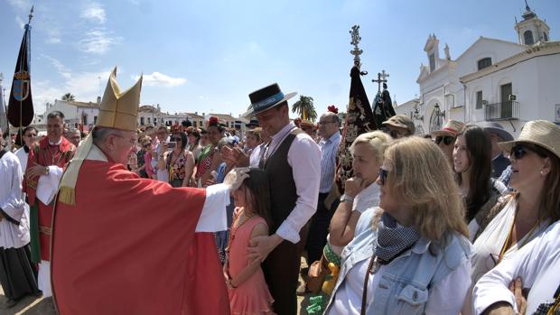 Los rocieros buscan la mirada sanadora de su Madre
