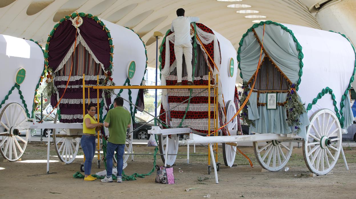 Preparación de las carretas de la hermandad de la Macarena debajo del puente el lunes 3 de junio