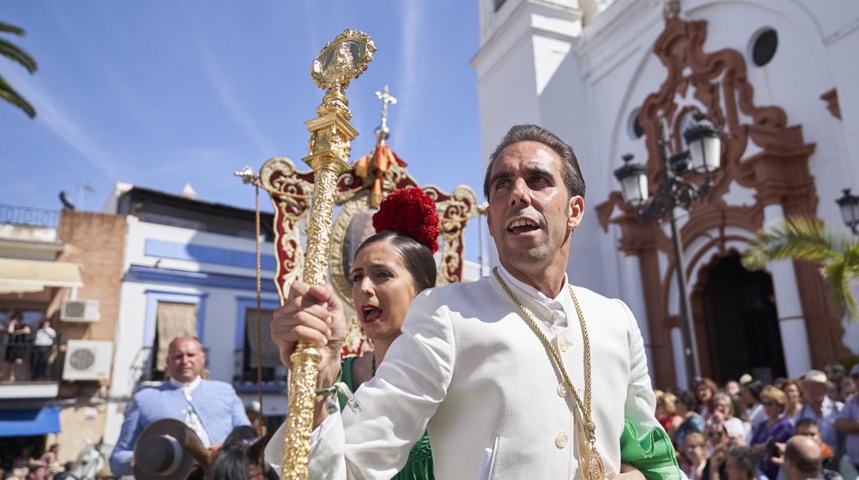 El Hermano Mayor de la Matriz de Almonte da los vivas ante la Parroquia de la Asunción