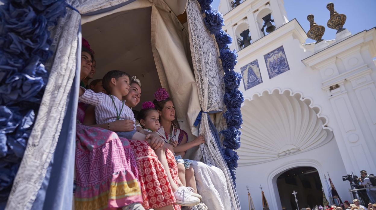 Los peregrinos sonríen a su paso por la puerta mayor del Santuario