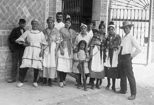 Puerta de la ermita primigenia en una foto de 1919