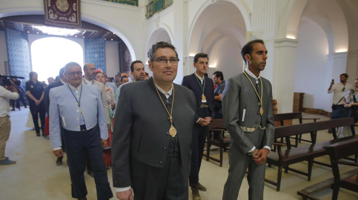 El hermano mayor junto al presidente de La Matriz