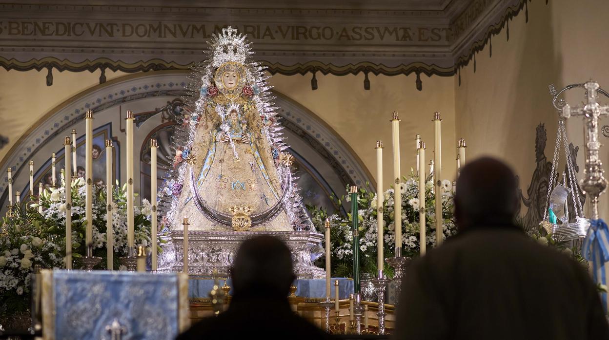 Los almonteños contemplaban a la Virgen del Rocío vestida de Reina a primera hora de la mañana