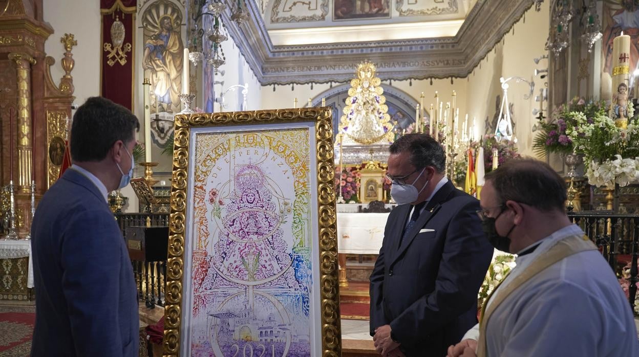Santiago Padilla y José Manuel Peña contempla el cartel ante la Virgen del Rocío