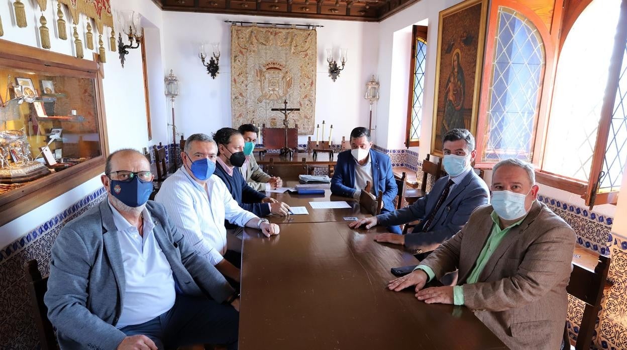 Miembros de las dos hermandades preparan el hermanamiento