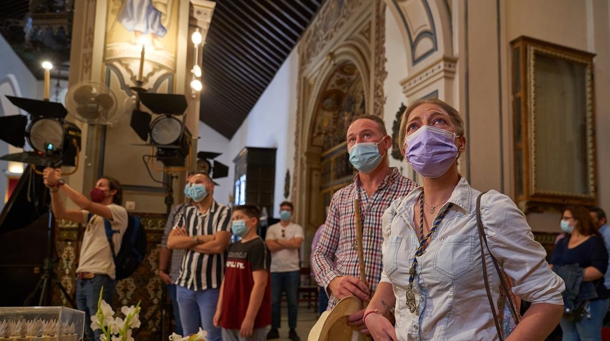 Una peregrina llora emocionada al llegar al altar de la Blanca Paloma en Almonte
