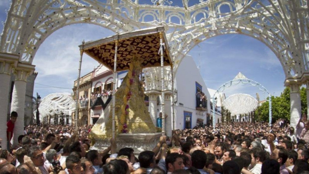 procesión de la Virgen del Ro´cio por las calles de Almonte en 2013