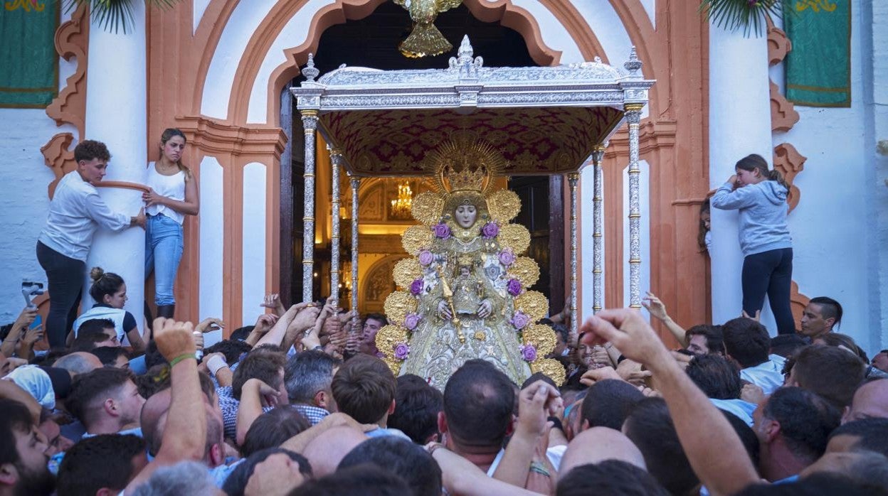 La Virgen del Rocío bajo el dintel de la Parroquia de la Asunción de Almonte