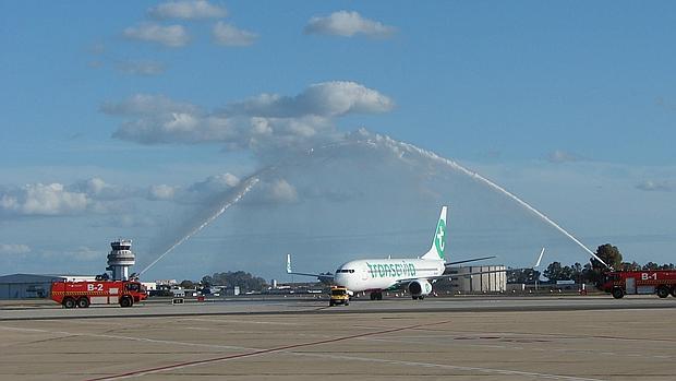 Un arco de agua recibe al vuelo inaugural de Transavia Múnich-Sevilla en San Pablo