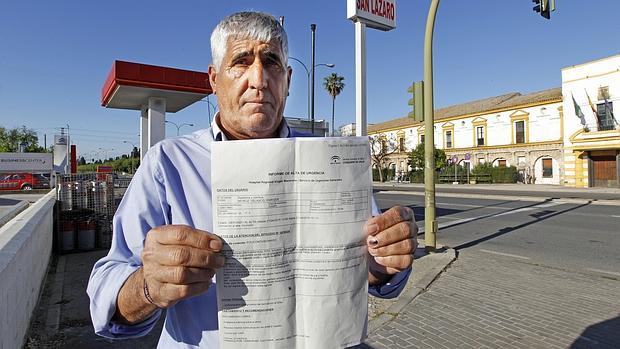 Se da a la fuga sin pagar el repostaje y con el gasolinero sentado sobre el capó