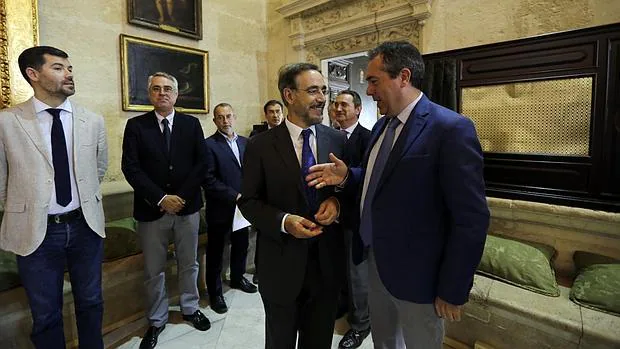 El consejero de Fomento de la Junta, Felipe López, con el alcalde, Juan Espadas, ayer en el Ayuntamiento