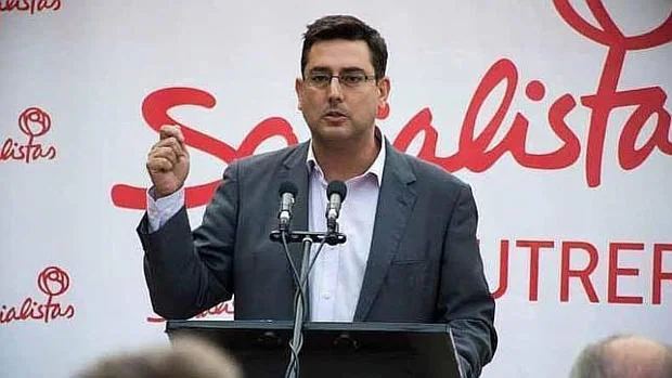 En primer plano el alcalde de Utrera, el socialista José María Villalobos, saludando tras su investidura
