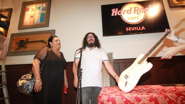 Raimundo Amador donó el martes una guitarra al establecimiento