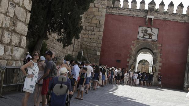 Vienen más turistas a Sevilla, pero gastan menos