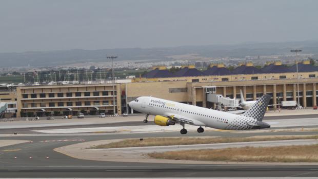 Un avsión sobrevuela una pista del aeropuerto hispalense