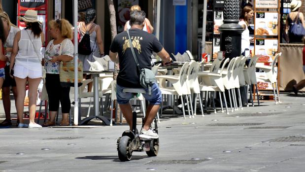 Conducir un patinete eléctrico sin autorización municipal acarrea una multa de 70 euros