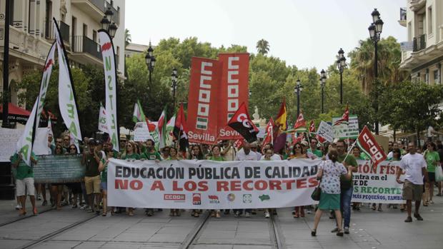 Miles de personas salen a la calle contra los recortes en Educación de ...