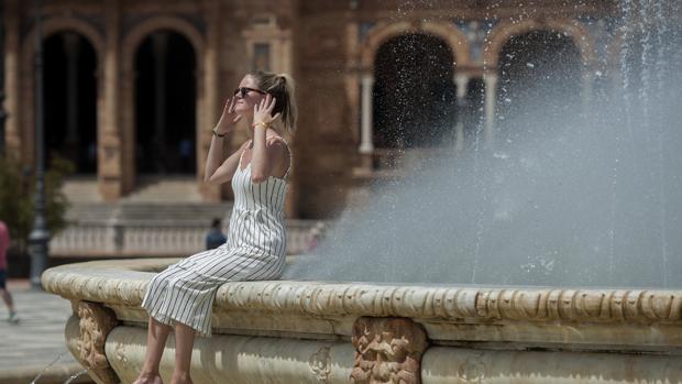 Una turista refrescándose en la Plaza de España