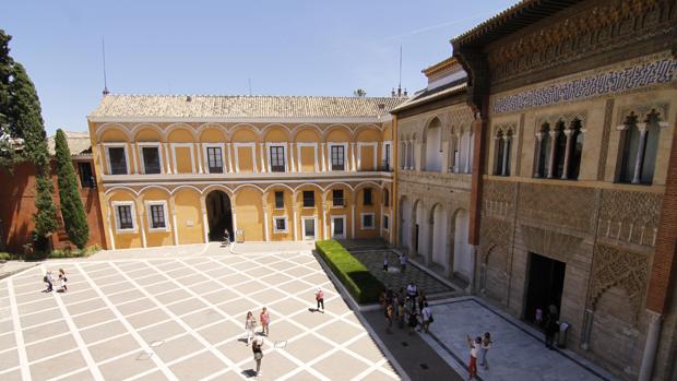 El Patio de la Montería del Alcázar, con la fachada del Palacio de Pedro I