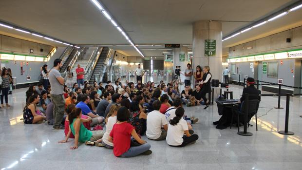 El metro de Sevilla amplía su horario este viernes para sumarse a la Noche en Blanco