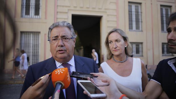 El PP acusa a Espadas de subir de 23 a 250 euros las licencias para contratar agua y luz