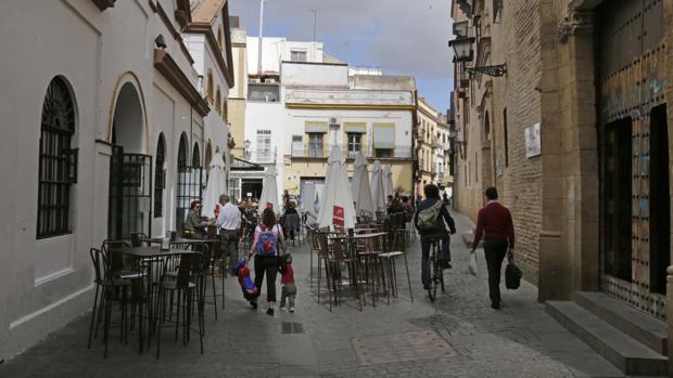 Veladores de la plaza Calderón de la Barca, junto al mercado de abastos de la calle Feria
