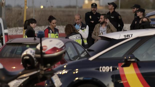 Policías toman muestras en el coche del fallecido junto la gasolinera de Calonge donde acabó el cadáver