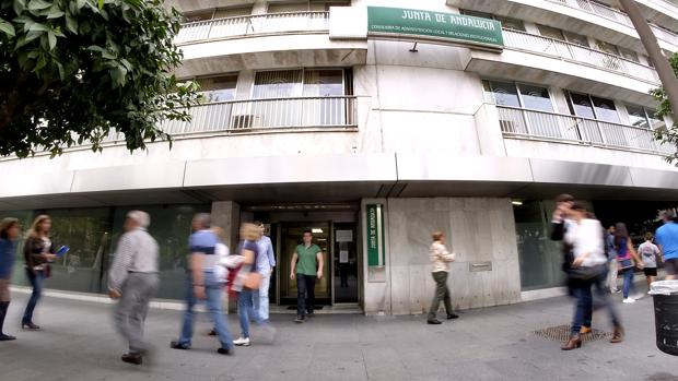 La Junta negocia con el Ayuntamiento la venta del edificio de la Plaza Nueva