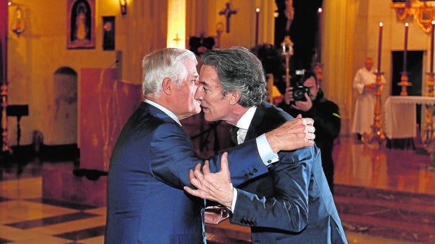 Alfonso Díez y el duque de Alba, juntos en la misa por la duquesa