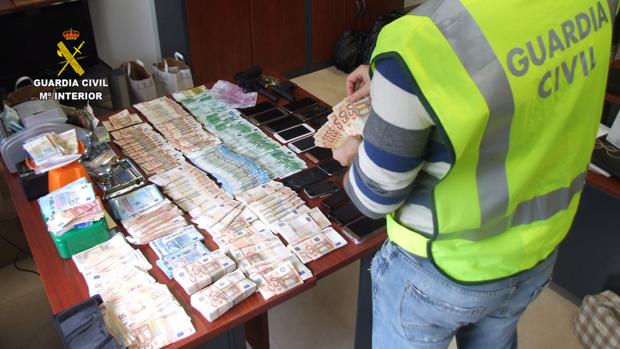 Parte del material incautado