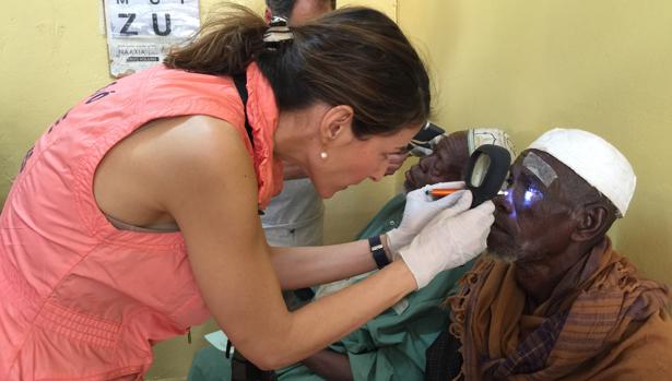 Margarita Cabanás revisa la vista a uno de sus pacientes en Burkina Faso