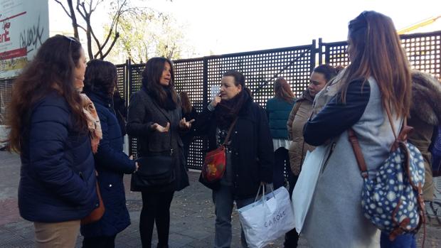 La concejal popular Evelia Rincón, junto a padres del colegio sevillano Aníbal González