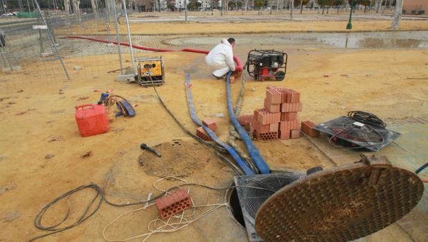Corte de tráfico en Tablada por una fuga en una tubería de agua de Los Remedios