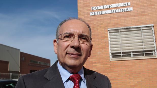 Pérez Bernal: «Están ninguneando a los mejores profesionales del Virgen del Rocío»