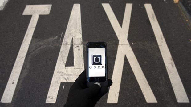 Los taxistas de Sevilla piden más tecnología para frenar la competencia de Uber y Cabify