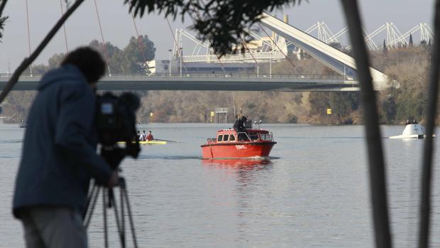 Un bote de la Armada buscando a Marta en el Guadalquivir