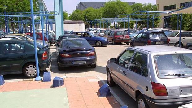 La Policía inicia este lunes una campaña contra los coches mal aparcados en la Cartuja