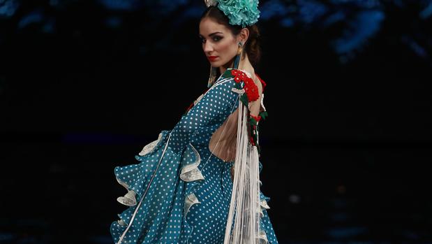 Una modelo de flamenca en Simof