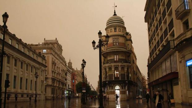 La concentración de polvo en suspensión y la lluvia han dejado una curiosa imagen de Sevilla en tonos sepia