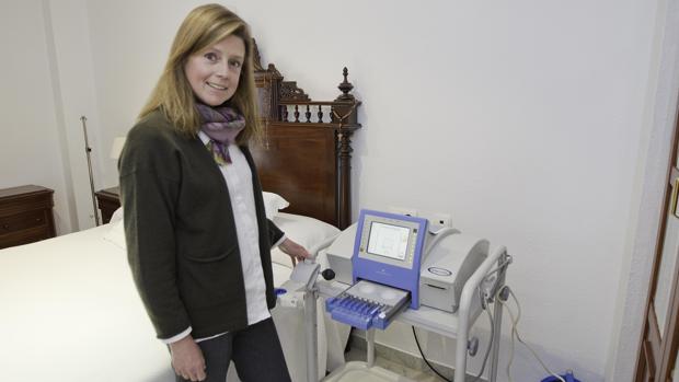Yolanda Pizarro en su casa junto a la máquina