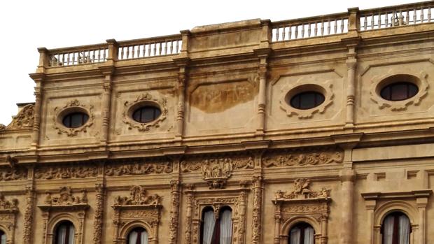 Aparece una gran mancha de humedad en la fachada del Ayuntamiento de la plaza de San Francisco