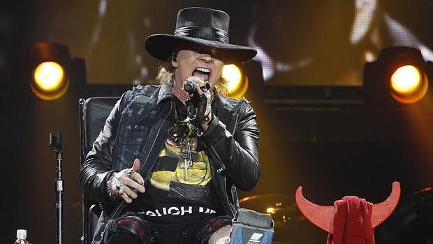 Axl Rose, vocalista del grupo Guns N'Roses, ocupó el lugar de Brian Johnson