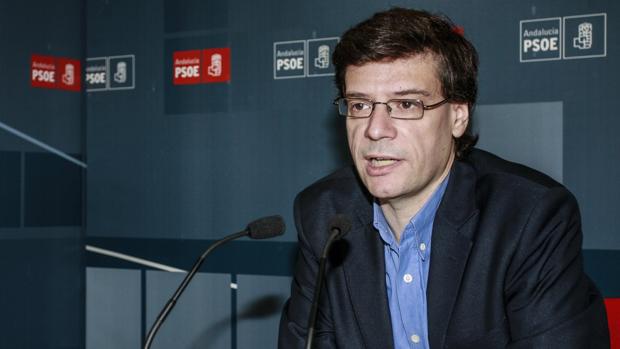 Carmelo Gómez, en una rueda de prensa del PSOE