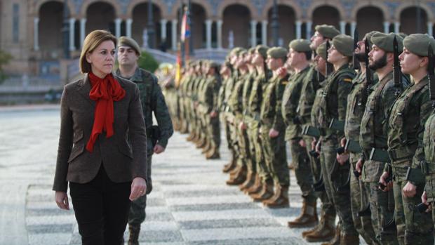 María Dolores de Cospedal revista la tropa en la Plaza de España de Sevilla